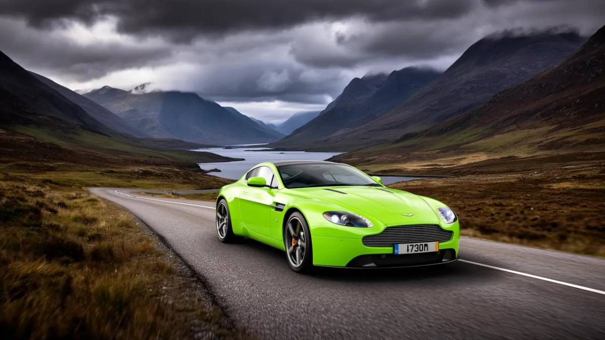 Aston Martin Vantage Autoversicherung 2026: Kosten & Spezialtarife